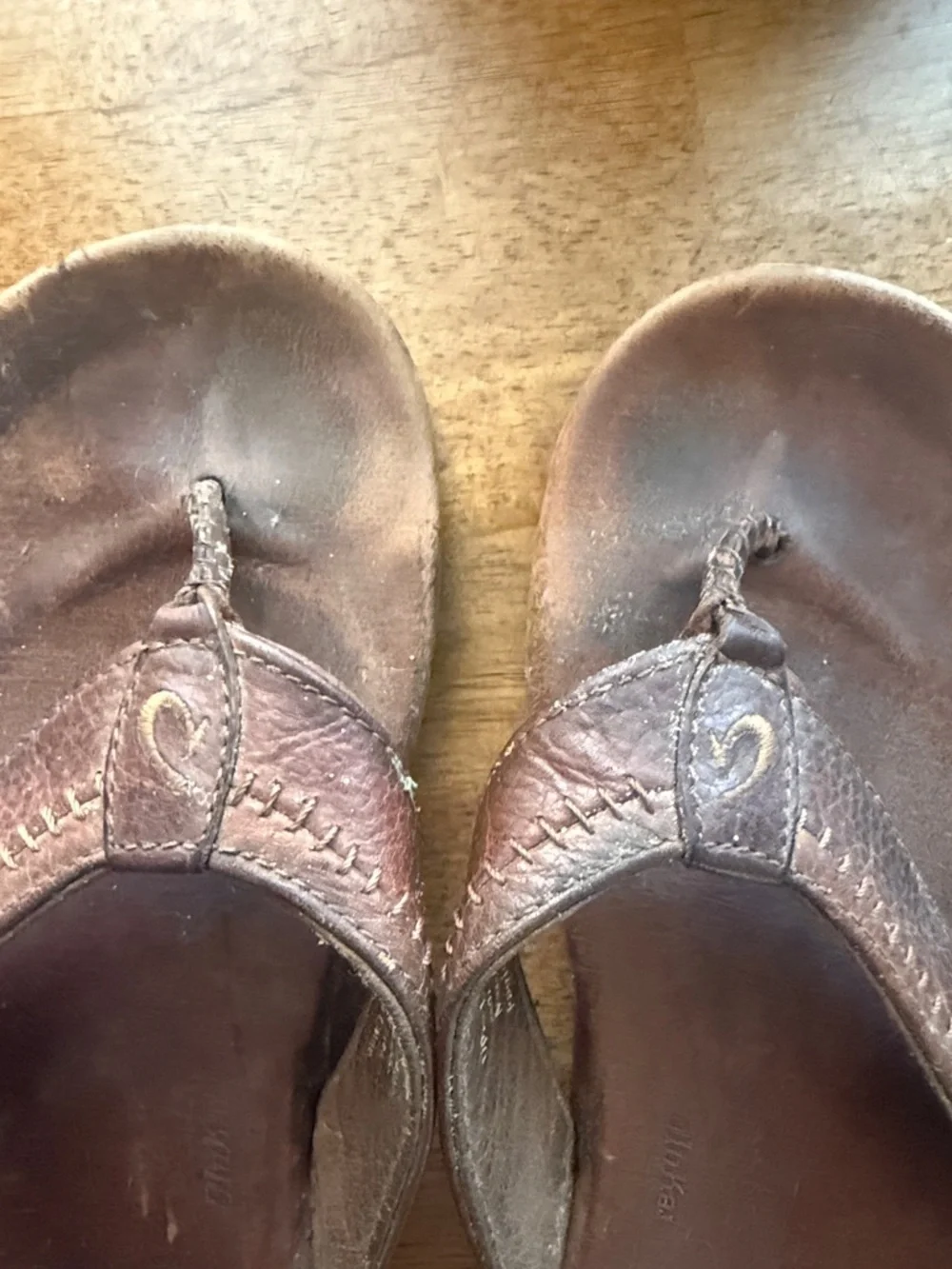OluKai Haipo Men's Brown Leather Flip-Flop Sandals